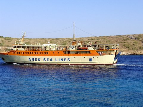 Il Mitico ferry Nissos Kalymnos, in arrivo ad Arkì