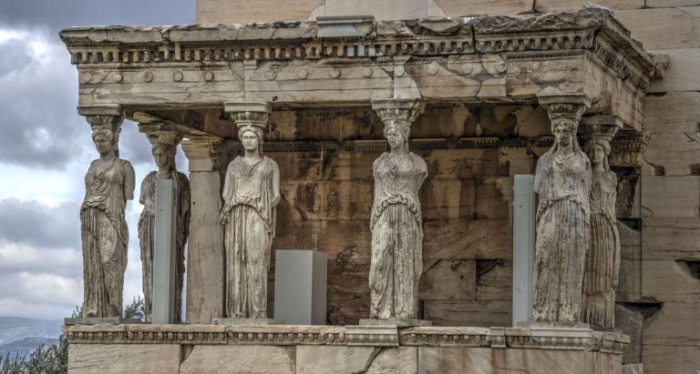 Cariatidi all'acropoli di Atene