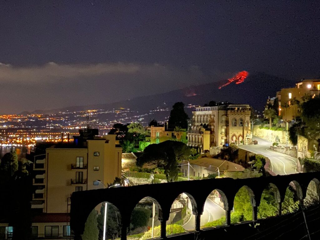 Etna in eruzione da Taormina