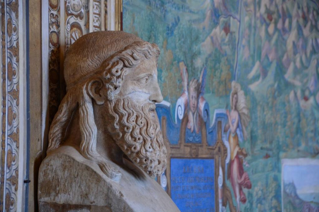 statua nella stanza delle carte geografiche musei vaticani