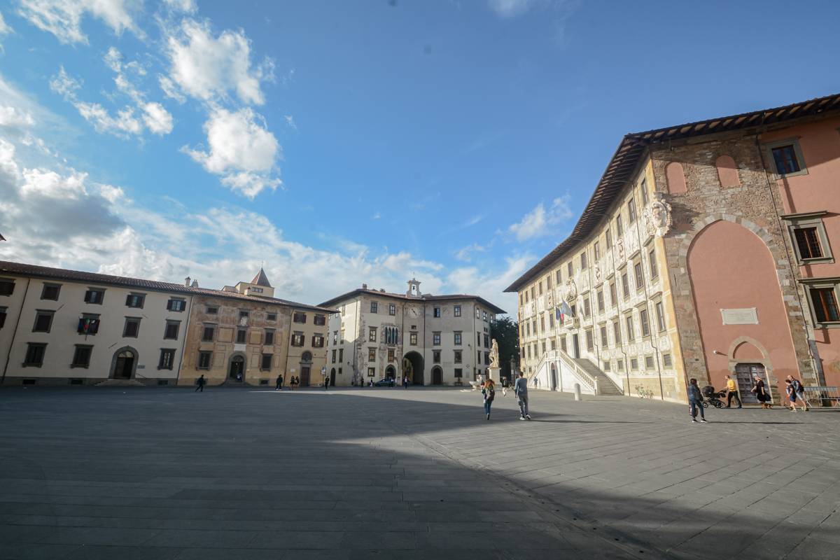 Panoramica di Piazza dei Cavalieri a Pisa