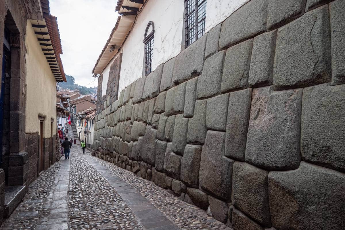 Strade di Cusco con muro Inca
