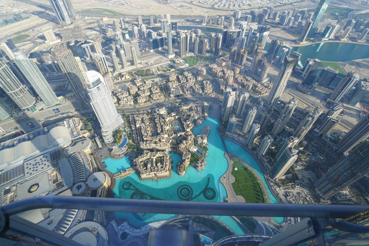 Vista di Dubai dal Burj Khalifa di giorno
