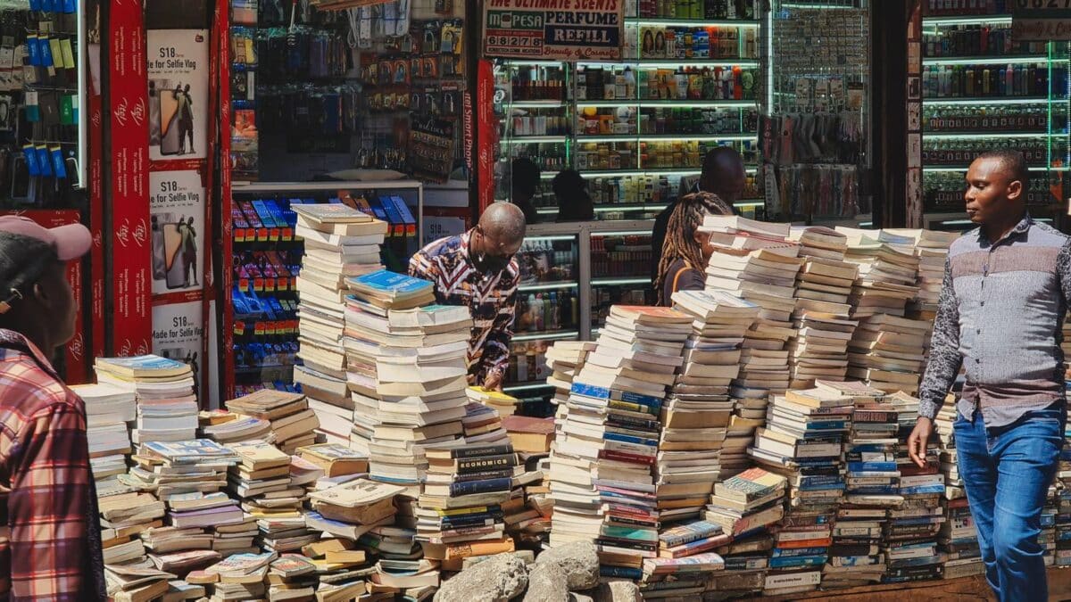 Venditore di libri a Nairobi downtown