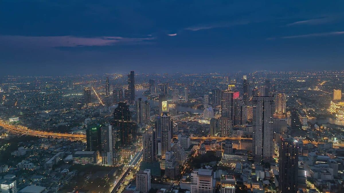 Vista Bangkok di notte dal grattacielo