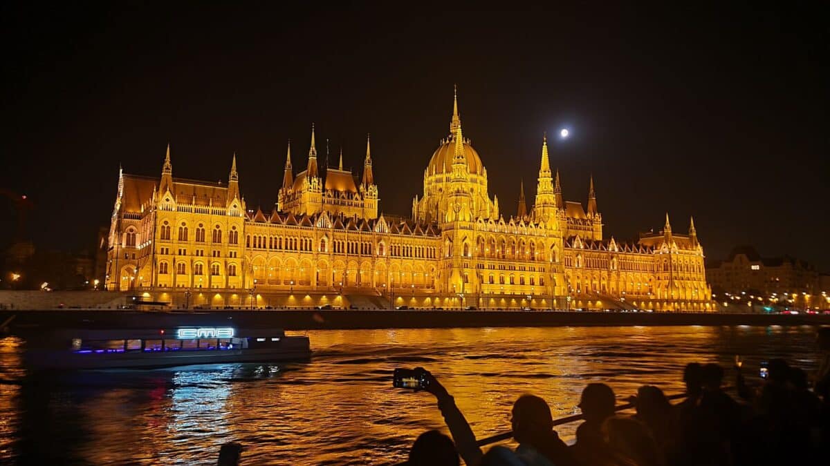 parlamento budapest di notte