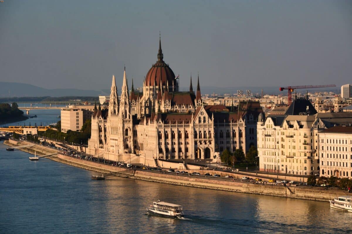 vista del parlamento da castello budapest